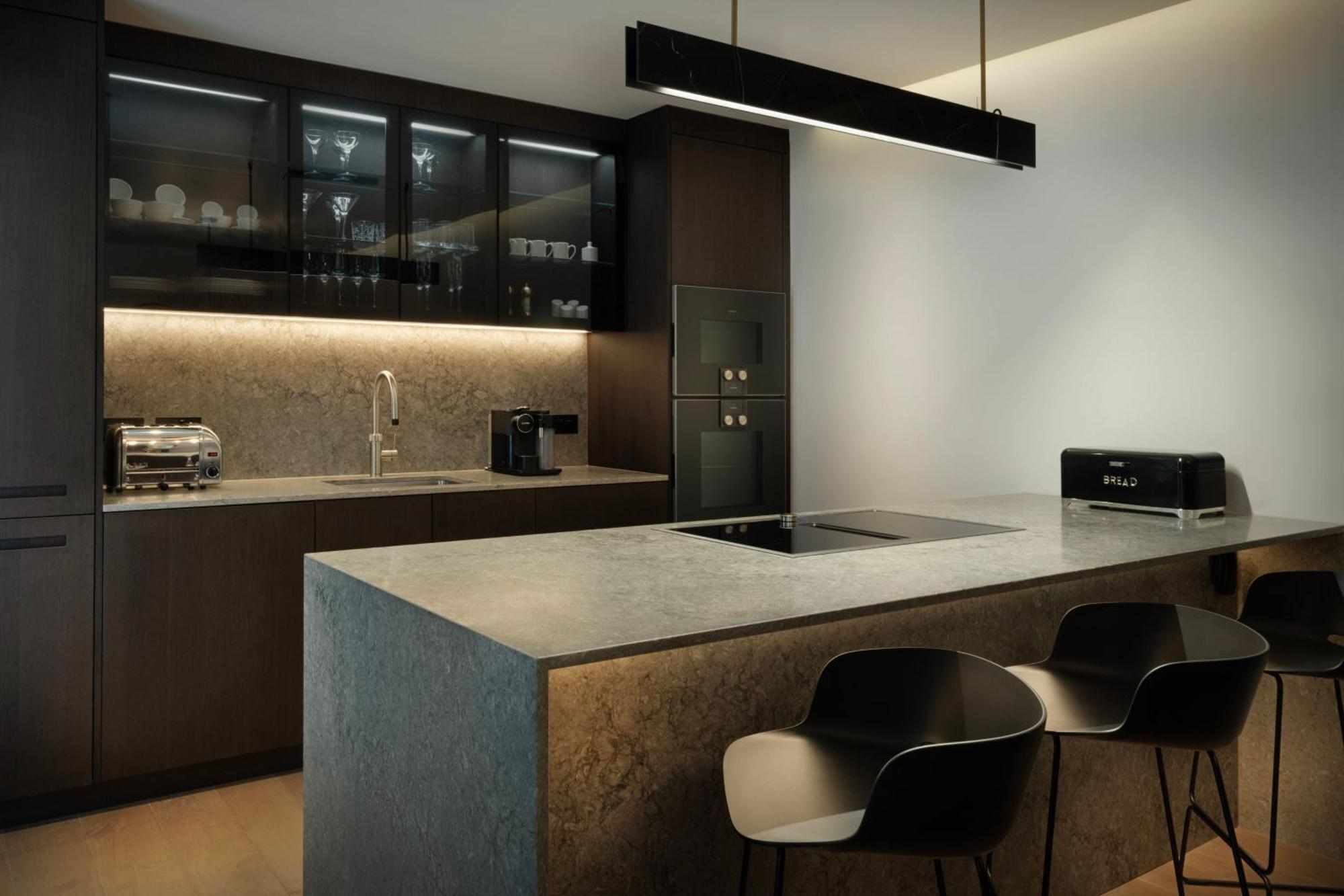 The Westin London City Londres Exterior foto A kitchen with a linear pendant light